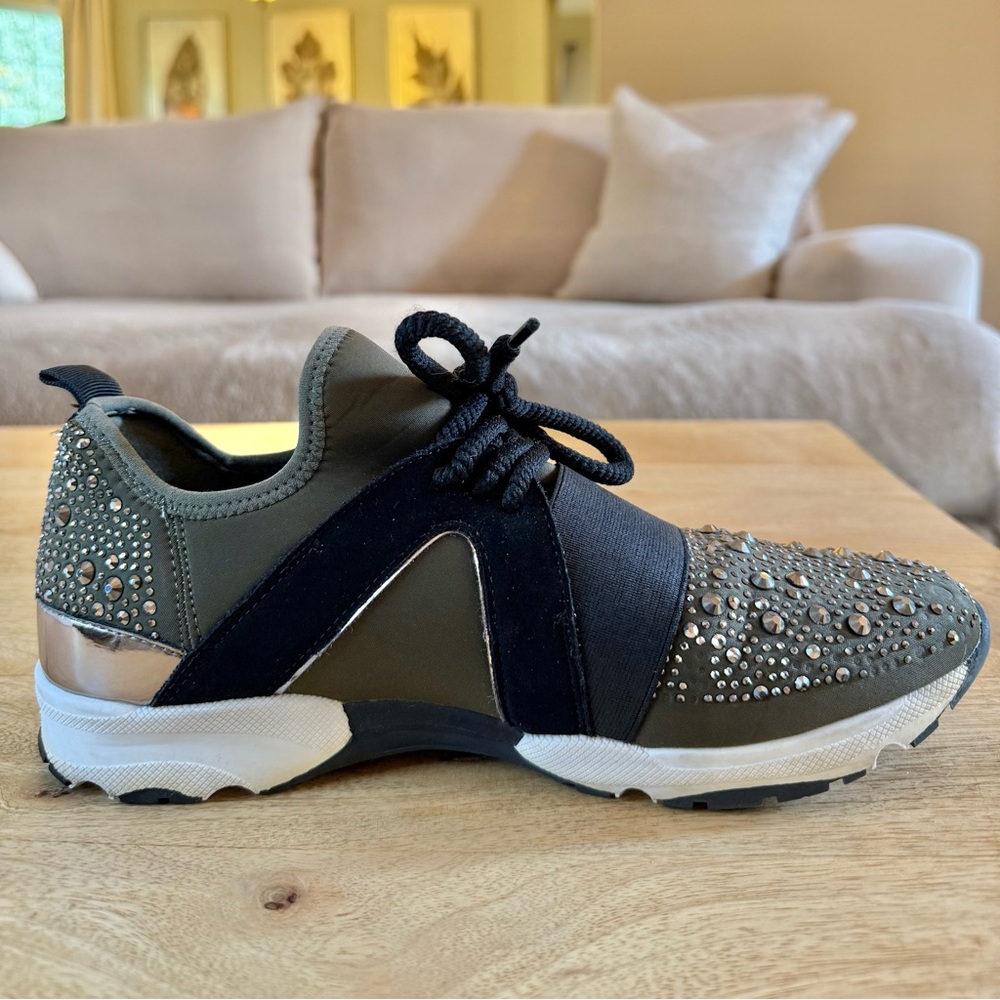 Stylish Women's Sneakers with Studded Design